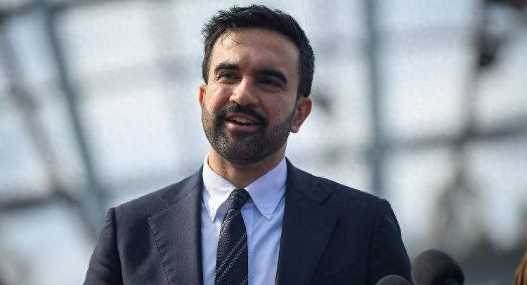 纽约市长被曝是爱泼斯坦私生子，母亲名字出现在了“黑皮书”上刚上任没一个月的纽