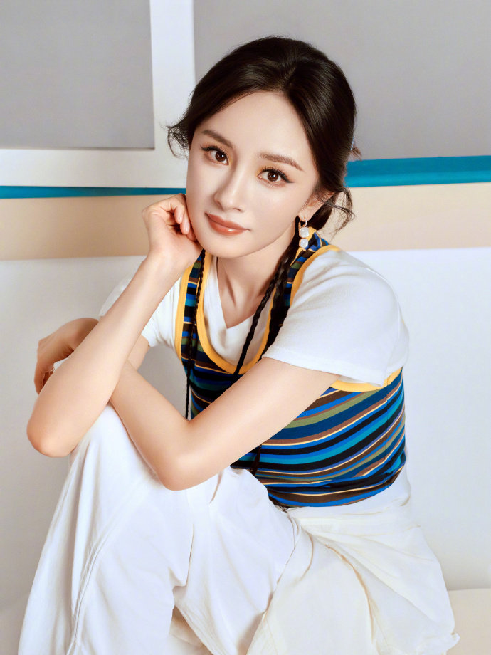 杨幂条纹叠穿杨幂编发学姐造型杨幂编发学姐造型，条纹叠穿漂亮晕晕了