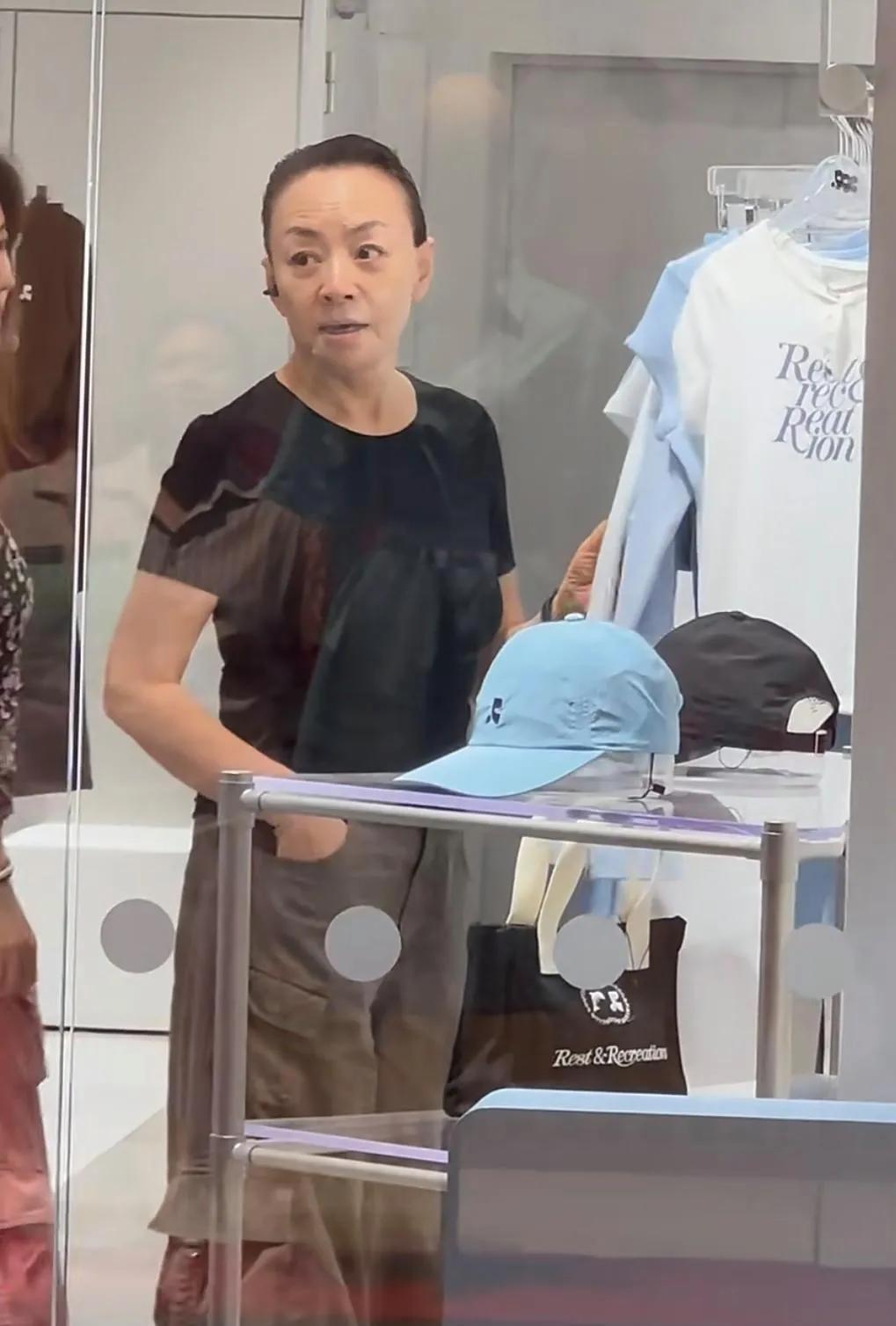 宋丹丹和儿媳身穿姐妹装逛街，从背影看这婆媳真的很像闺蜜。#宋丹丹穿搭#