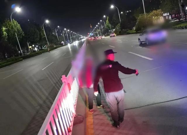 老人误把护栏当健身器材, 聊城民警暖心护送