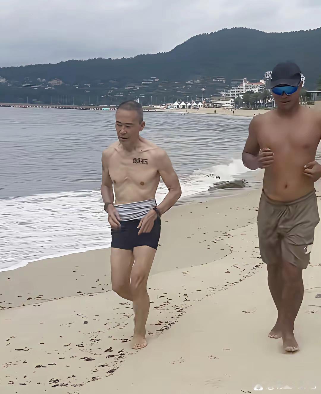 前两天我在深圳海边碰巧碰到了王石跑步锻炼