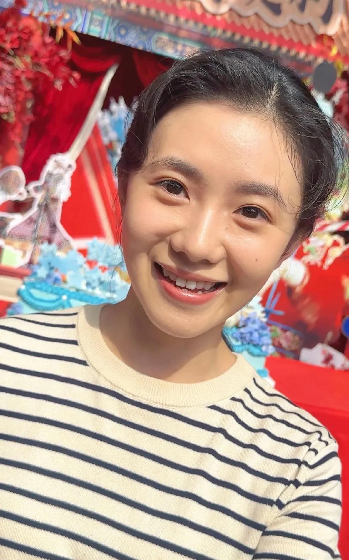 刘浩存怼脸拍生图，发型有点老气，但笑容好甜好纯啊。#刘浩存#