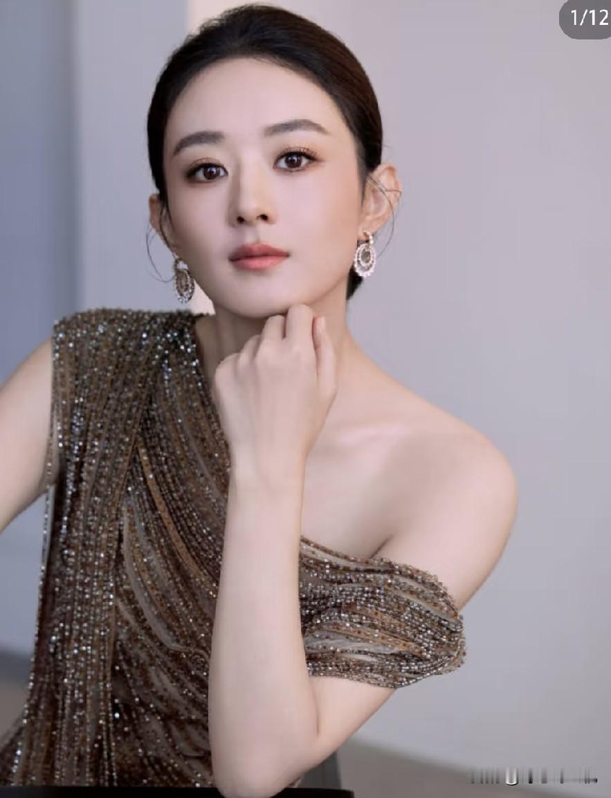 发现了没赵丽颖有个很明显的特点倒不是说岁月在她身上留下痕迹，而是她明明已经3