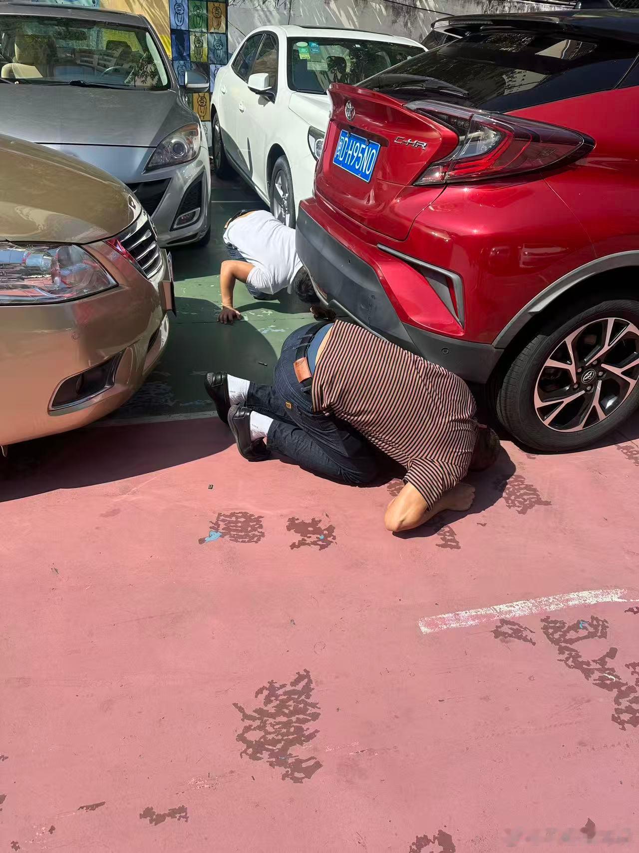 这两位大哥看车很认真。。​​​