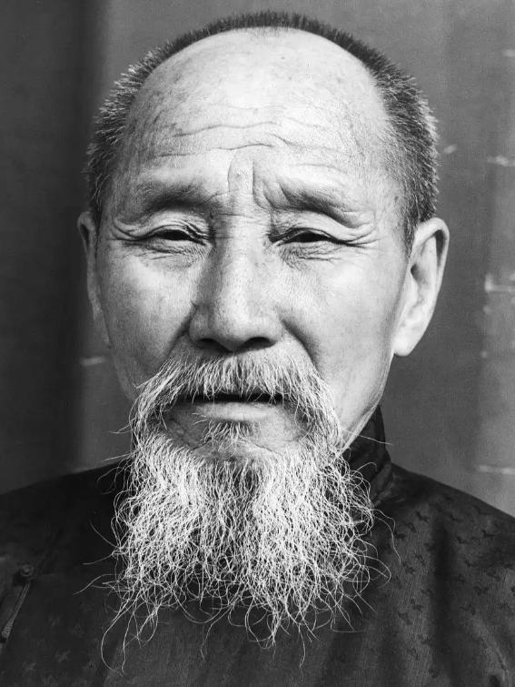 晚清，张之洞让侄子张臻提着一个皮箱，去当铺换200两银子急用，谁知掌柜打开箱子后