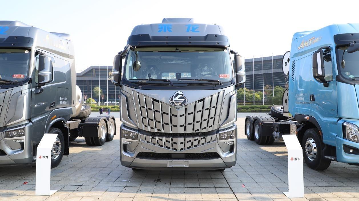 乘龙HKLNG牵引车，搭载康明斯15L天然气发动机，拥有630马力的超强动力，