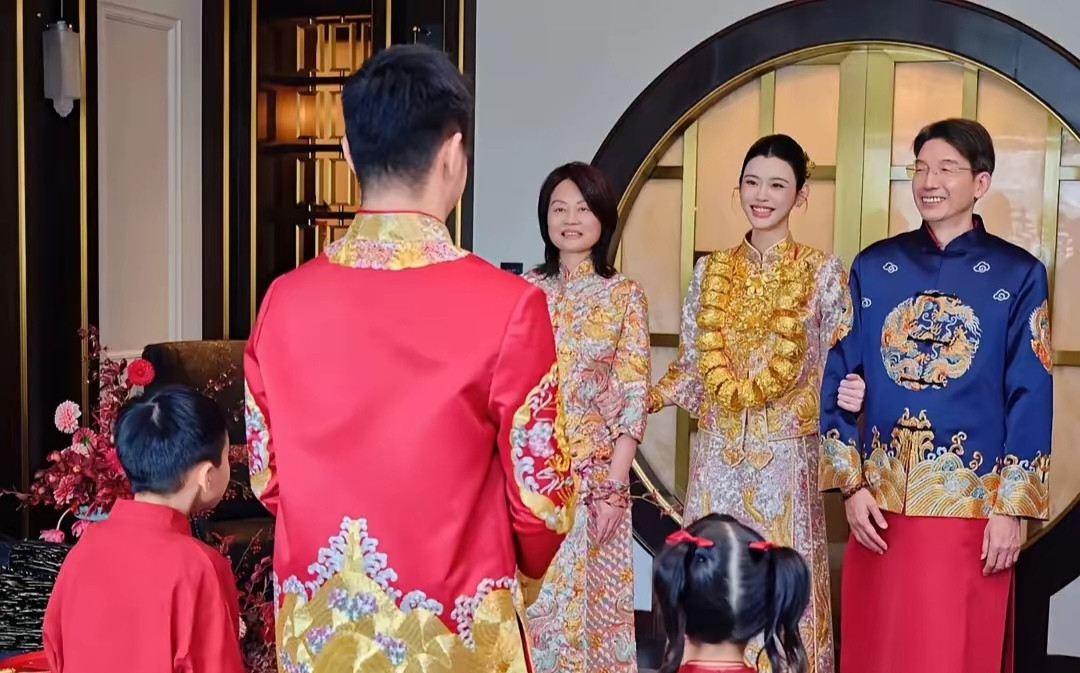 豪门婆婆亲自给奚梦瑶戴上黄金手镯串成的围脖，也特别的喜欢和认可这位懂事乖巧的儿媳妇。家里人都喜欢孩子