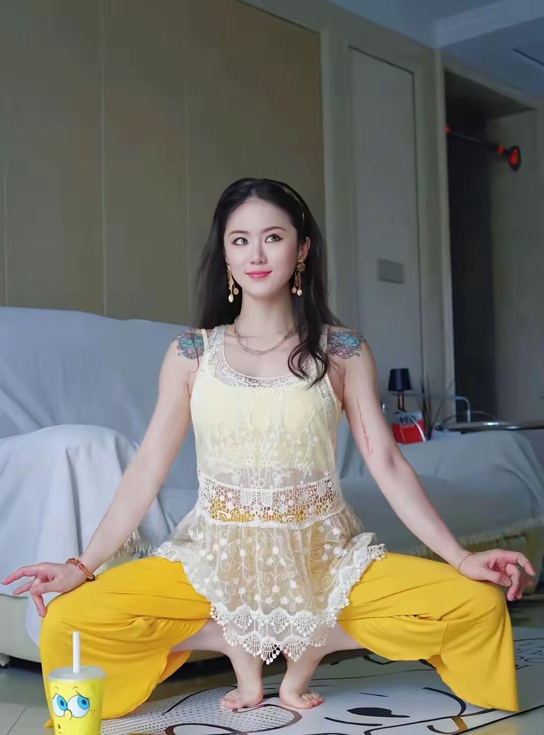 七律·叹瑜伽绝技柔躯折若九回肠，屈腿跗尖点地刚。似燕轻姿疑化幻，如莲静影暗生