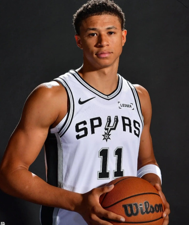 从卡布下放大号事件可以看出，网友有时候水平比制服组也不差1、网友早就看出来了，