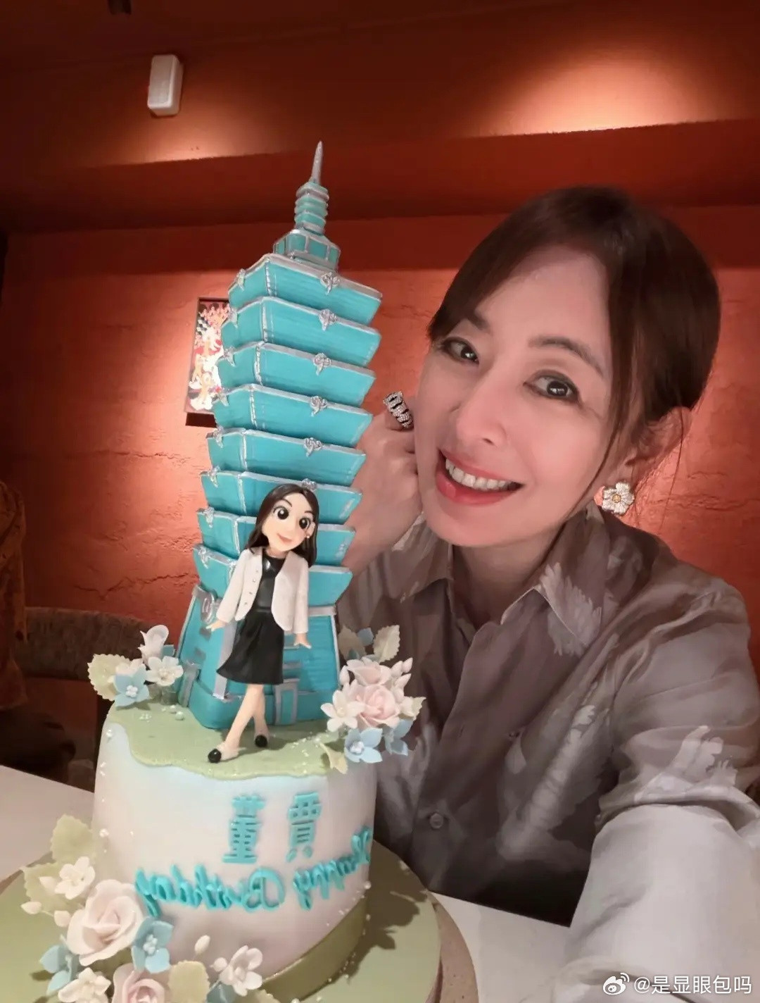 台北101董事长贾永婕与好友小S打匹克球，小S心情大好，小S戴了一个猫耳朵发箍，