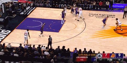 太炫了小卡这个单手抓球真是联盟一绝……这个球直接冲太阳的防守炫一把，看看细节