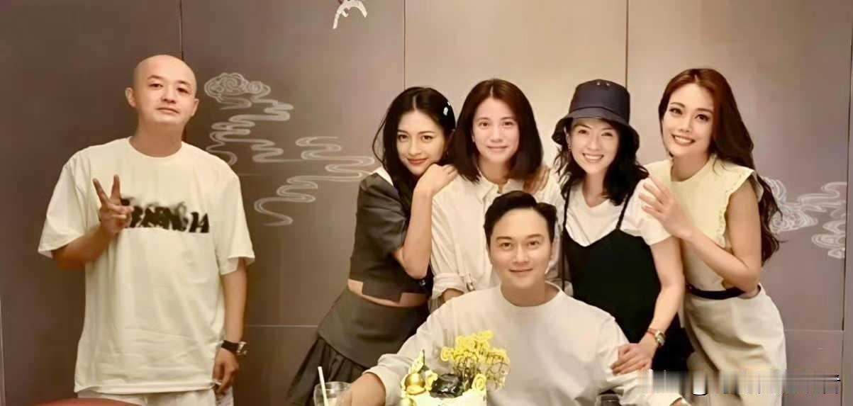 包贝尔和女生的距离感，2001年张智霖过生日，包文婧、袁咏仪、章子怡、容祖儿一起