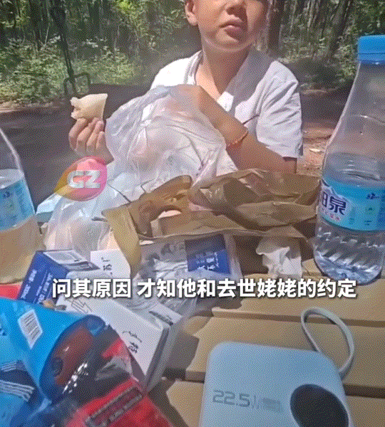 吉林，一男孩和妈妈在野外露营，期间就飞来一只蝴蝶停在妈妈手上不走了，男孩看着蝴蝶