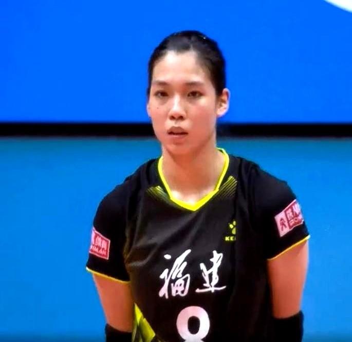昨晚，女排杀出两个新“大杀器”。一个扣球像开挂，一个把地板砸穿。吴梦洁2