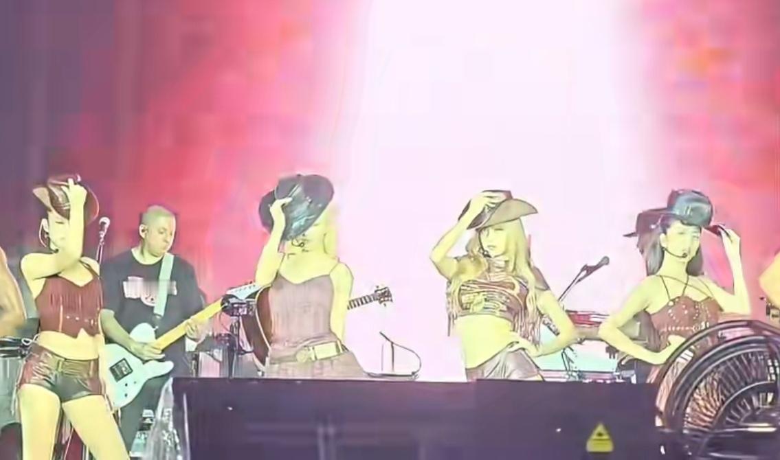 BLACKPINK总算找到相对正面一些的4人JUMP开场🤠我爱死这个