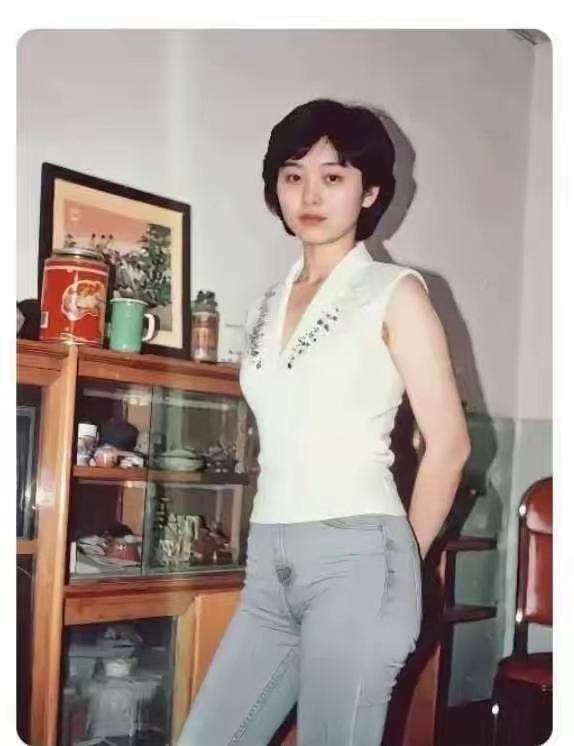 这位美女在上世纪九十年代肯定是十里八村有名的美女人不仅漂亮而且家里条件也不错。