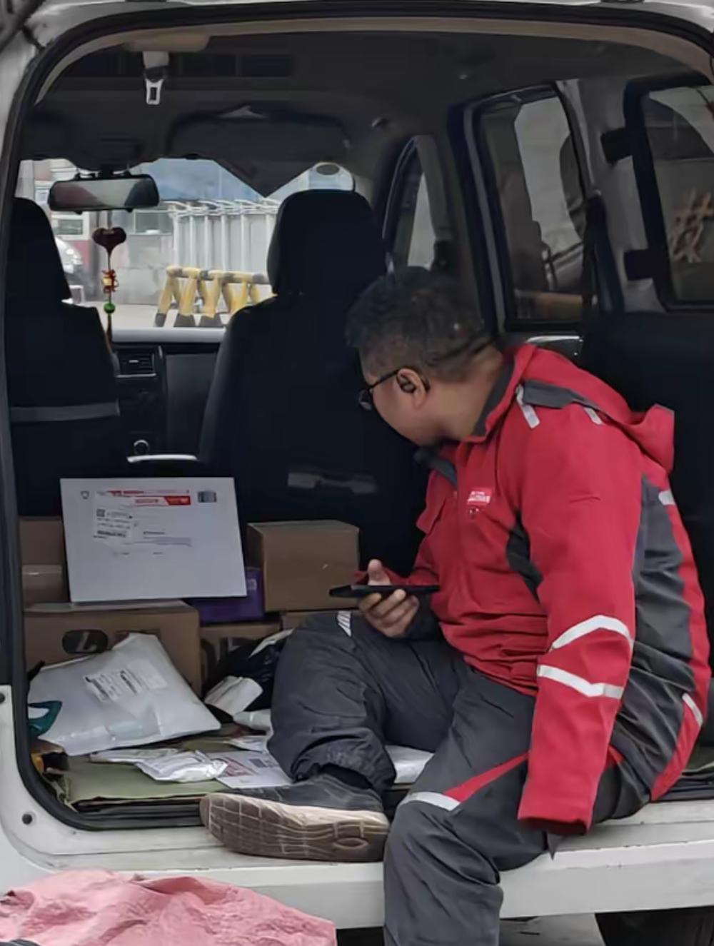 现在送快递到底能不能挣到米？楼下有个街坊，一家四口人俩孩子老大读高中，老