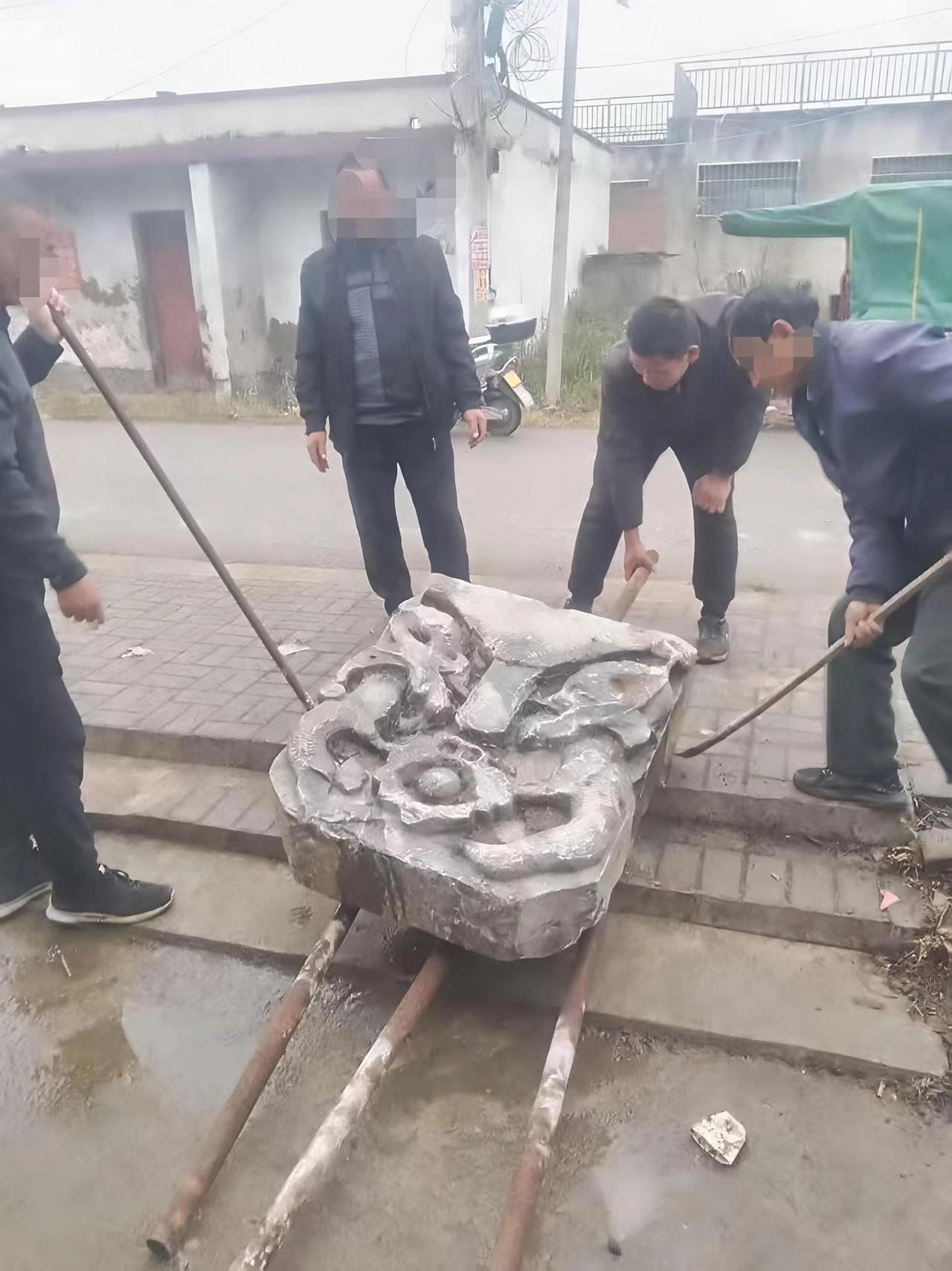 这几日，内乡师岗镇一块沉睡多年的清代石碑“重见天日”，看完这则新闻，我的内心满是