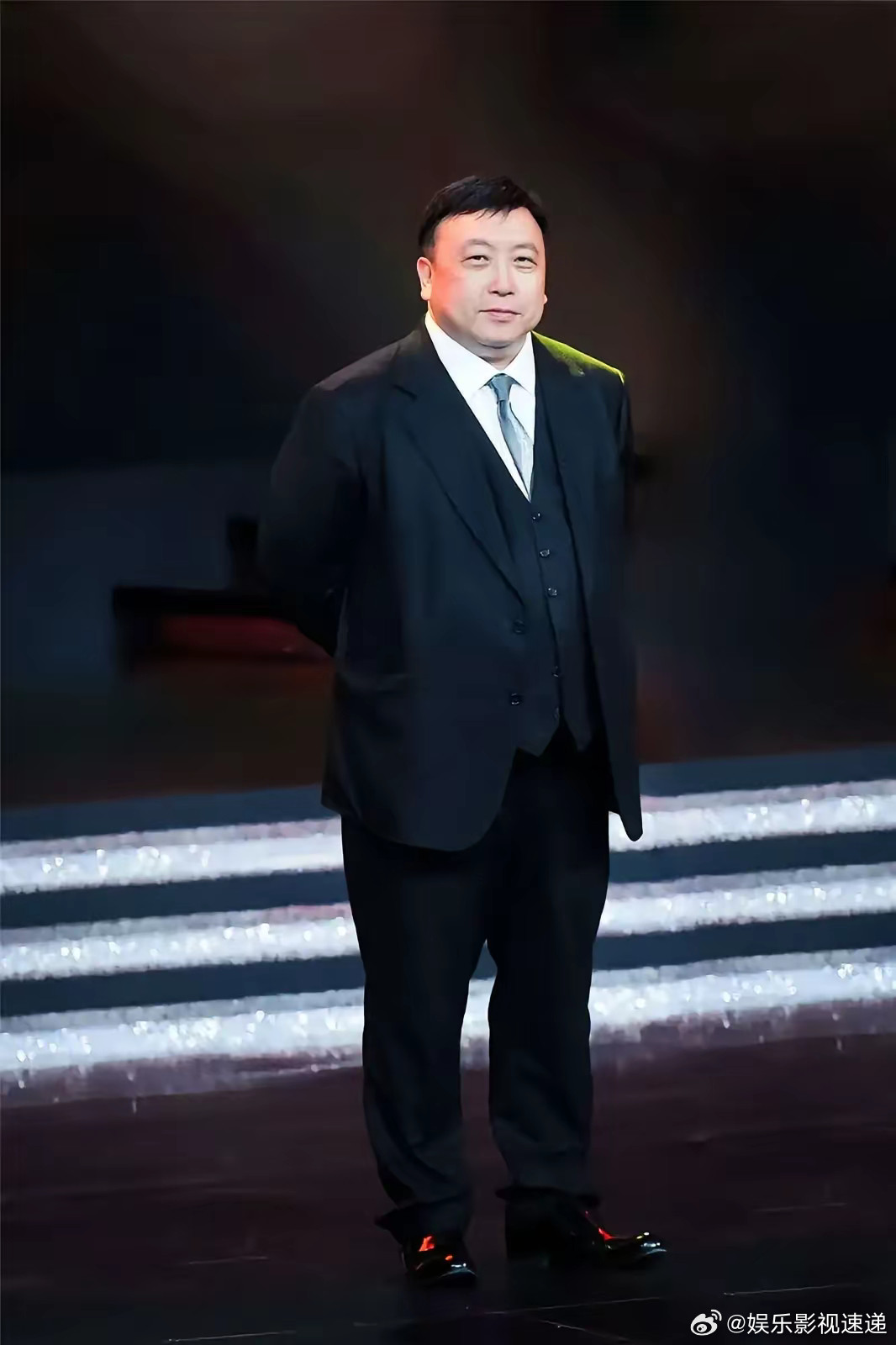 拍电影版《鹿鼎记》时，剧组建议王晶:“一定要用梁朝伟。”金庸摇摇头:“不，有一个