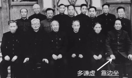 主席副主席靠边坐，总理后排站，科学家中间坐。难怪这样的国家即便是在物质生活极其困