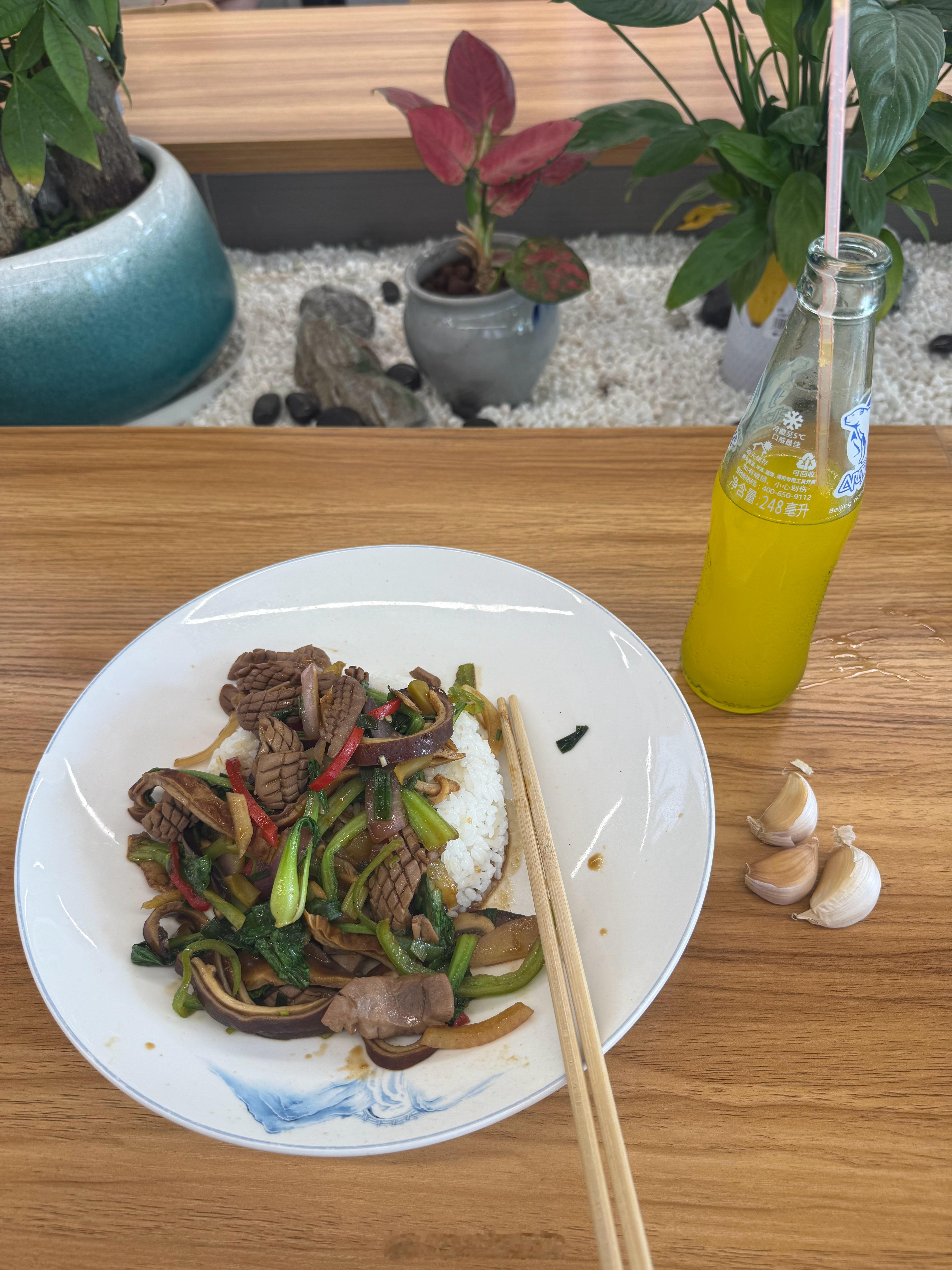 可能之前吃播看多了现在吃饭有蒜也会整两个[捂脸哭]​​​