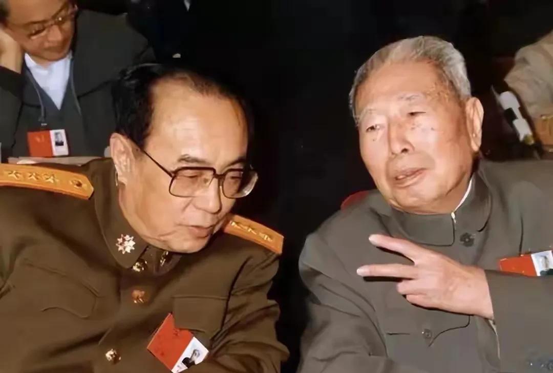 90年代初，杨白冰与宋任穷在亲切交谈。杨白冰时任中央军委秘书长兼总政治部主任，宋