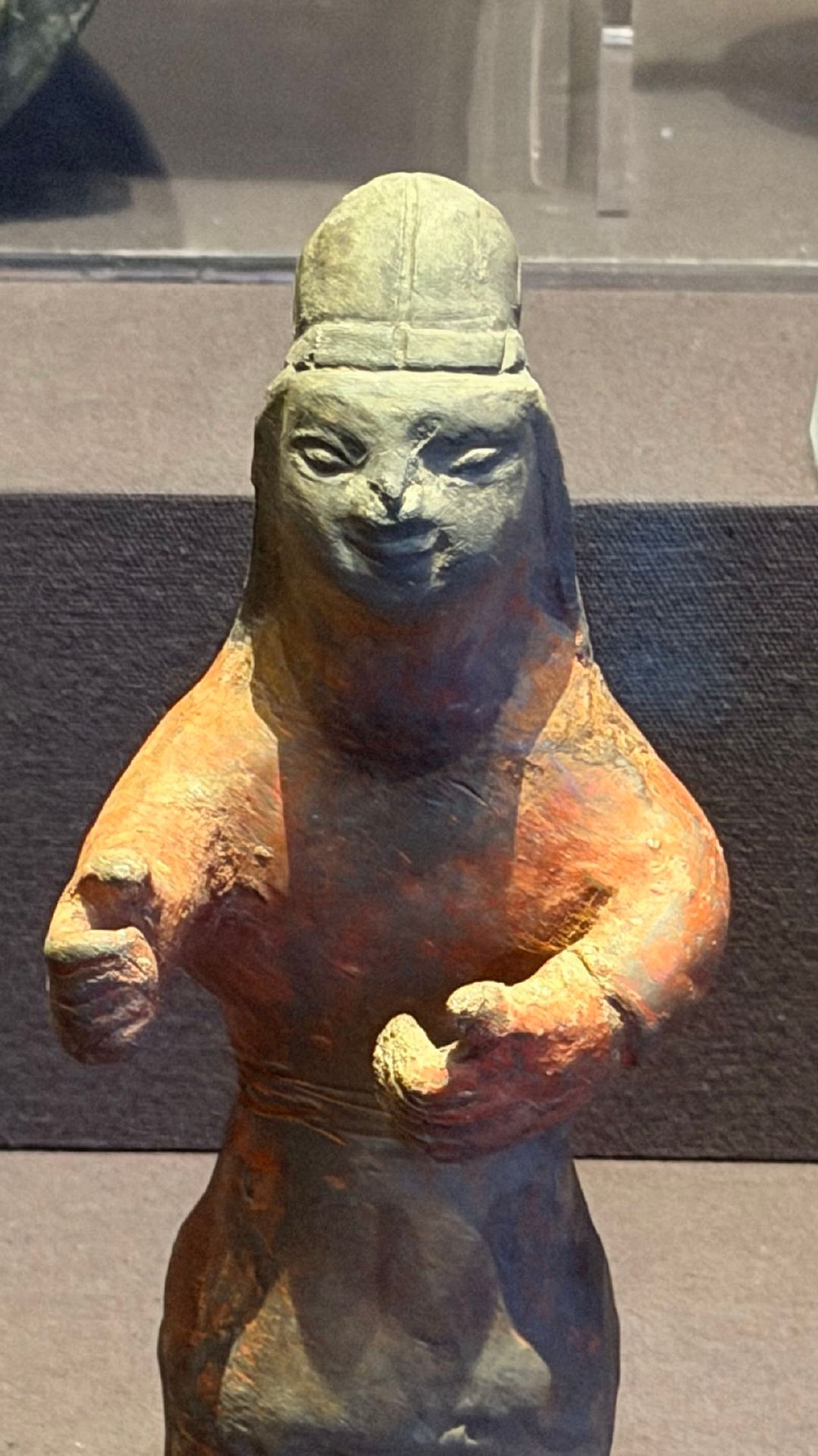 内蒙古博物馆里的文物表情包内蒙古博物院这对“北魏显眼包”最近是真出圈了。灰陶武