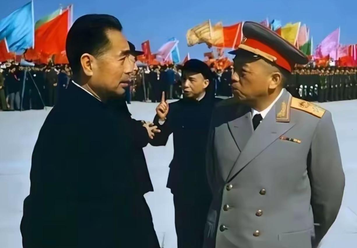 这是敬爱的周总理和彭老总在一起交谈的画面，虽然周总理一直是彭老总的上级，但是彭老