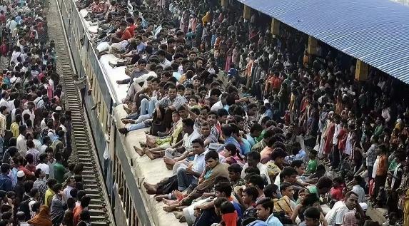 印度极有可能成为一颗”毁灭“世界的定时炸弹，要知道，印度人口看似15亿，但明眼人