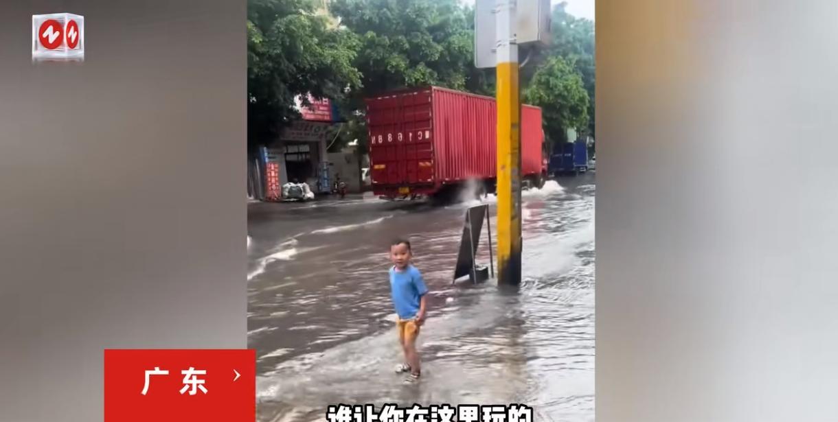 “人怎么能这么聪明！”6月17日，广东，一小男孩在台风天气以及有积水的情况下，却