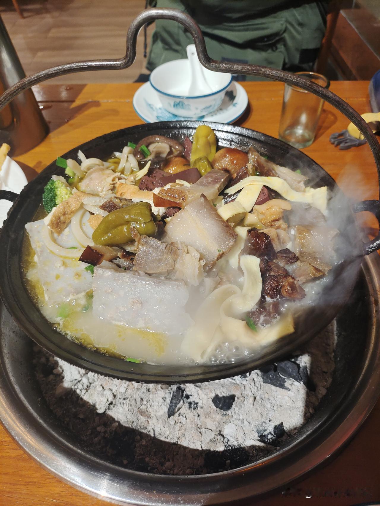 罗田吊锅，点的腊肉吊锅，小份128元。里面有腊肉，鸡块，魔芋，泡椒，千张，香菇，