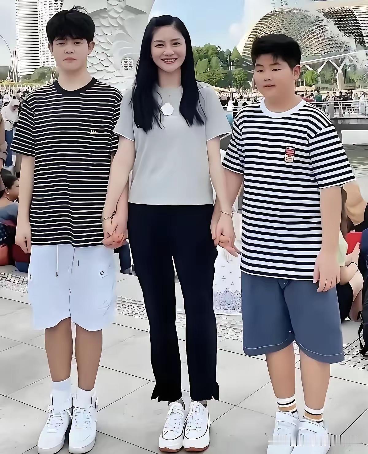 我仔细一看，真是啊！这两个儿子确实没有胡可漂亮，也没有他爸爸帅气，也许遗传了奶奶
