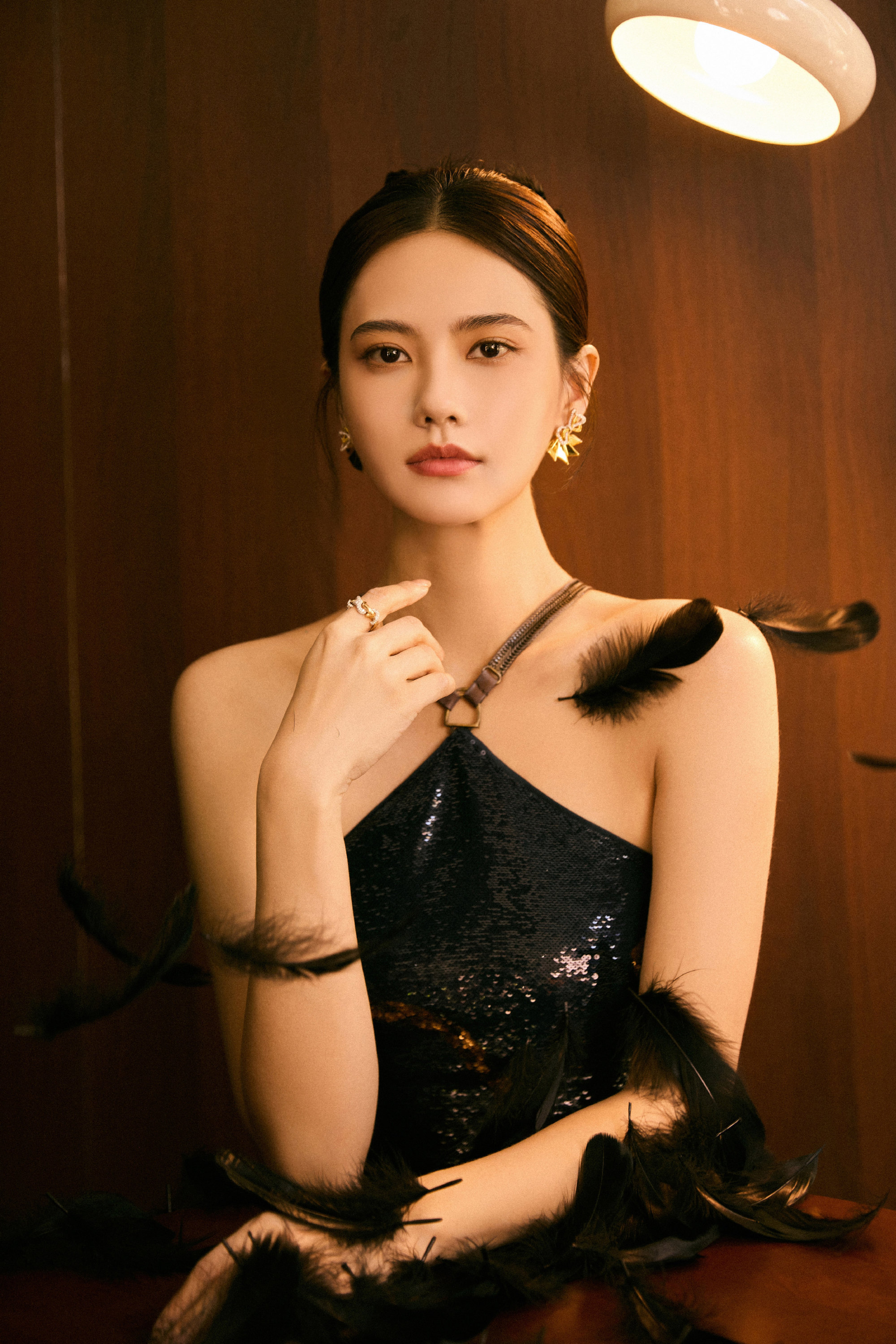 姜珮瑶，一袭挂脖复古长裙，优雅婀娜明艳可人