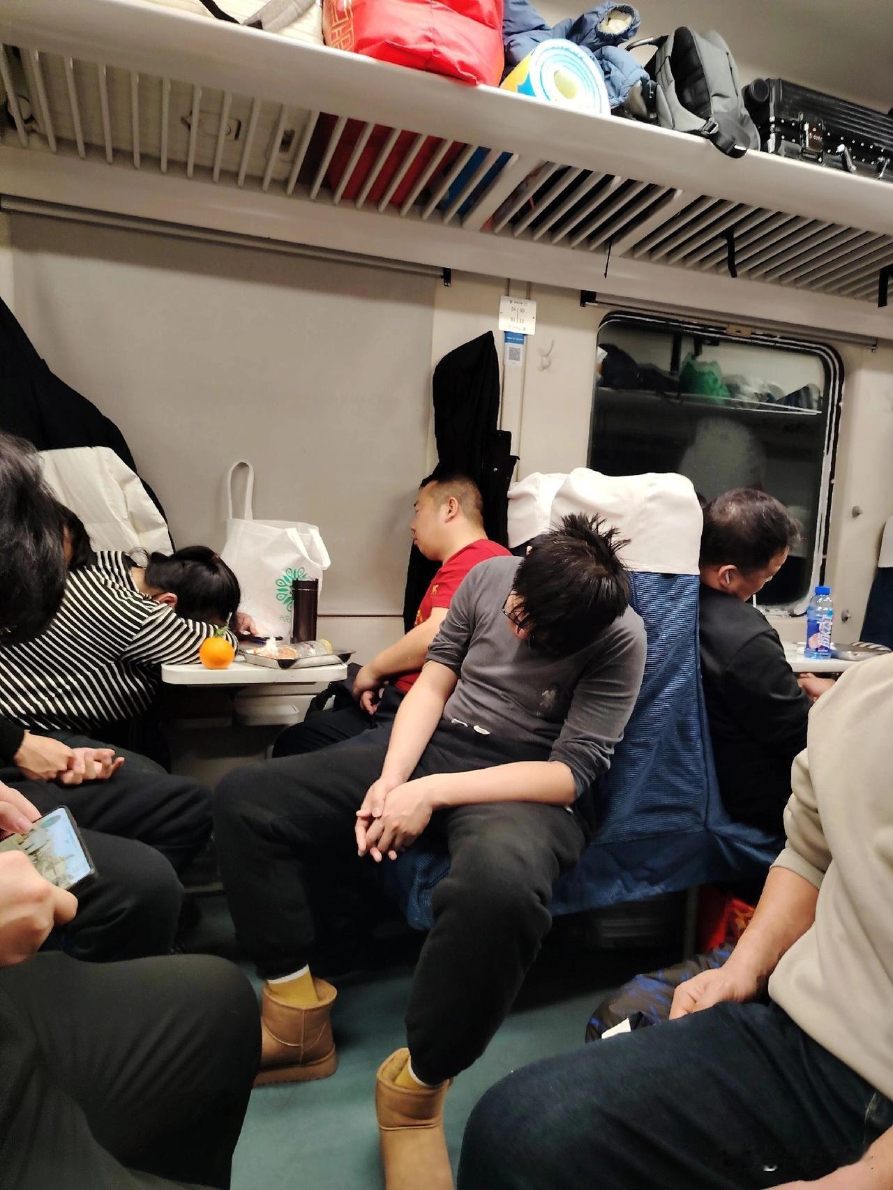 这种绿皮火车坐一晚，能做到你怀疑人生，第二天浑身疼痛，比跑一场马拉松，比下一天的