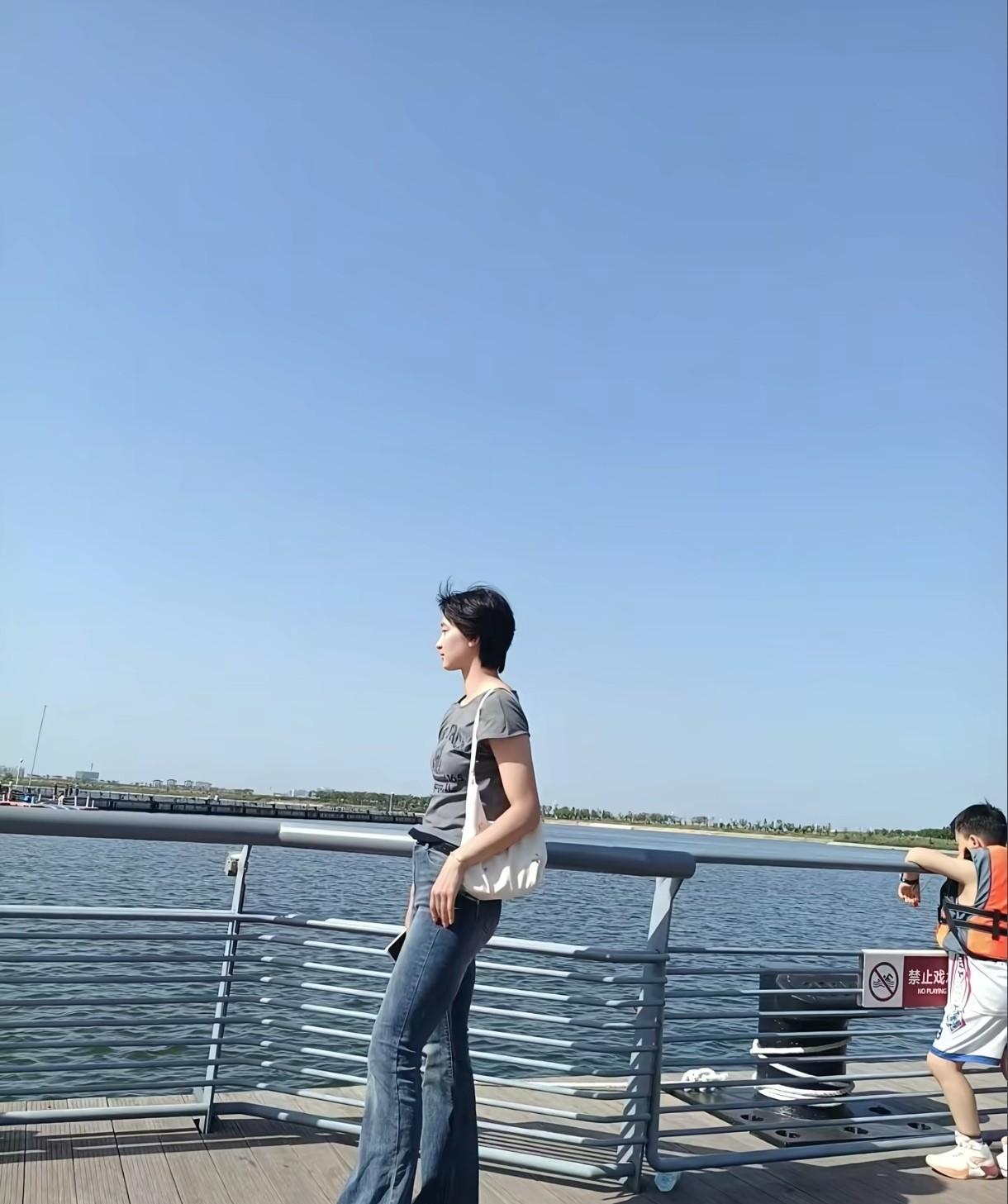 天津女排引入的铁力一中队长路晶看着确实不矮，资料身高是1米87，她的发球、进攻颇