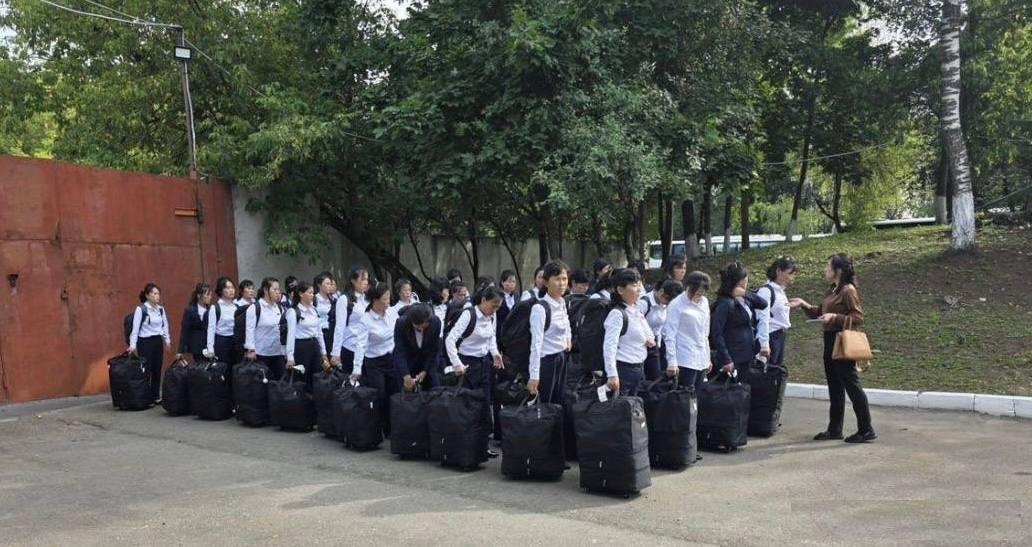 终于曝光了，大批朝鲜人支援俄罗斯！两大导弹进入阵地！随着一批朝鲜女工，正在抵达