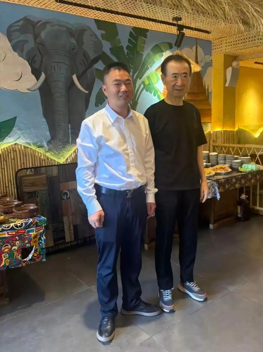 72岁王健林现身云南大理视察工作，和助手们一起去茶庄品茶，他的状态看起来非常不好