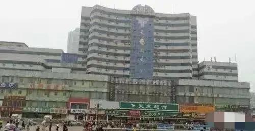 济南天龙大厦是谁建的，完全没有审美，即使上个世纪八九十年代的眼光来看，这楼也是丑