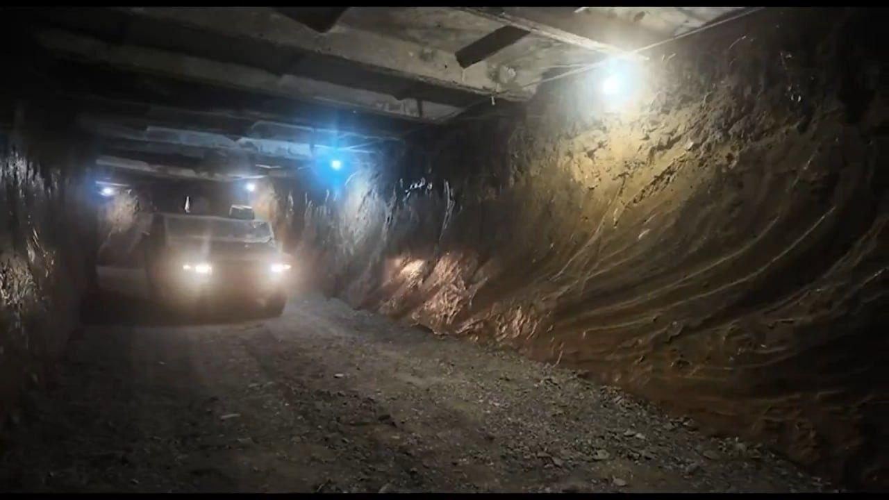 俄军在扎波罗热挖掘车辆可通行地下隧道的指挥所在扎波罗热前线，俄军挖掘了足以让车