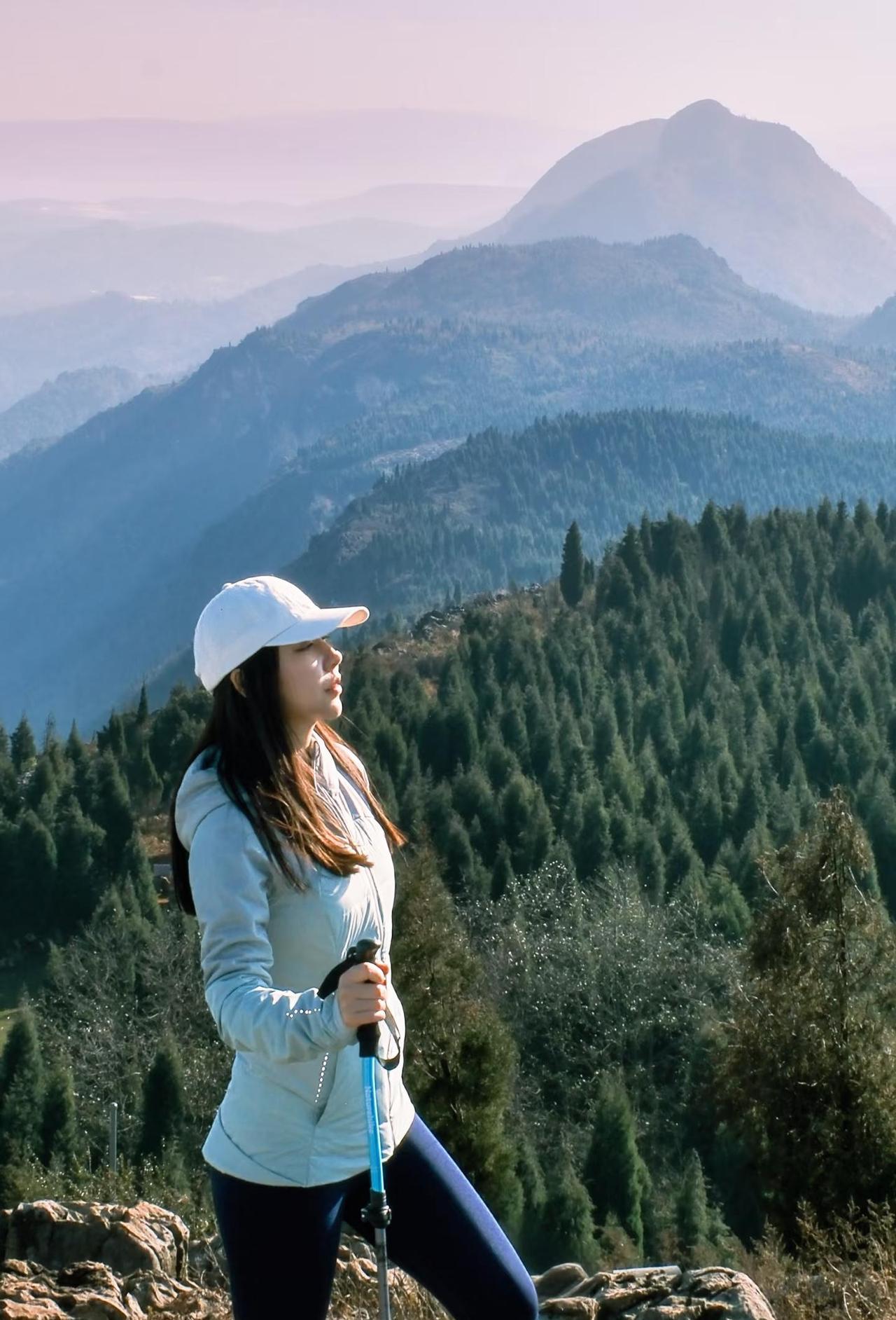 昆明徒步天花板！这风景我能吹一年！昆明的风和自由，都在今天的西山顶上徒步的快