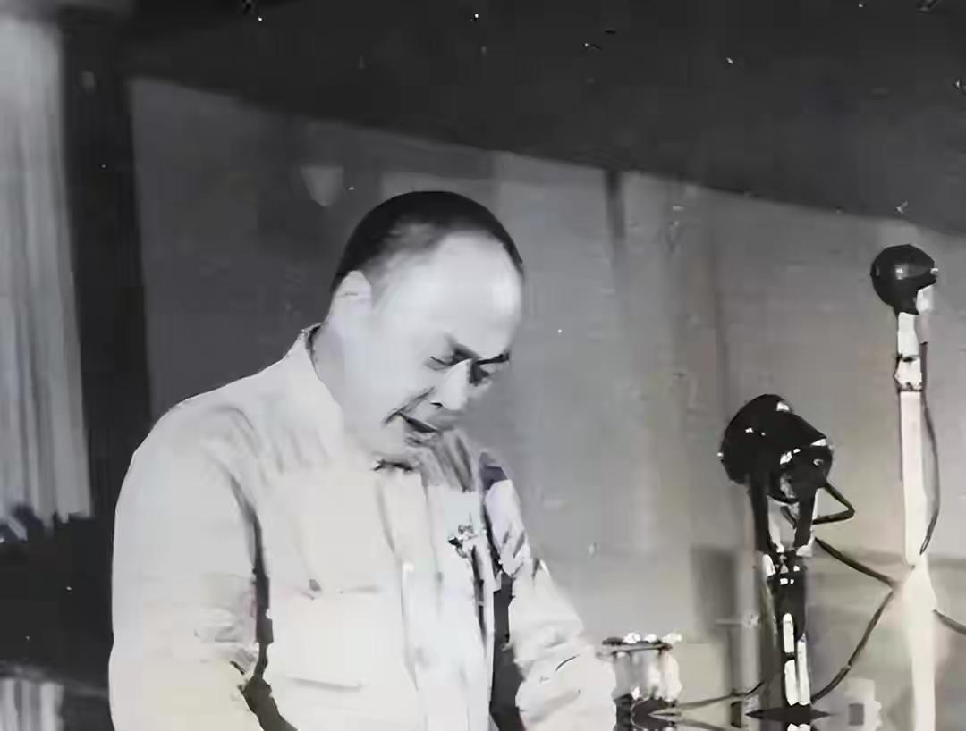 1953年时任上海市市长的陈毅刚刚回到办公室，就被一位妇女拉着不断地哭诉，央求他
