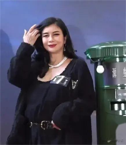 61岁吴家丽太绝了！220斤照样美到勾人，成龙没骗我！吴家丽最近的状态➼61