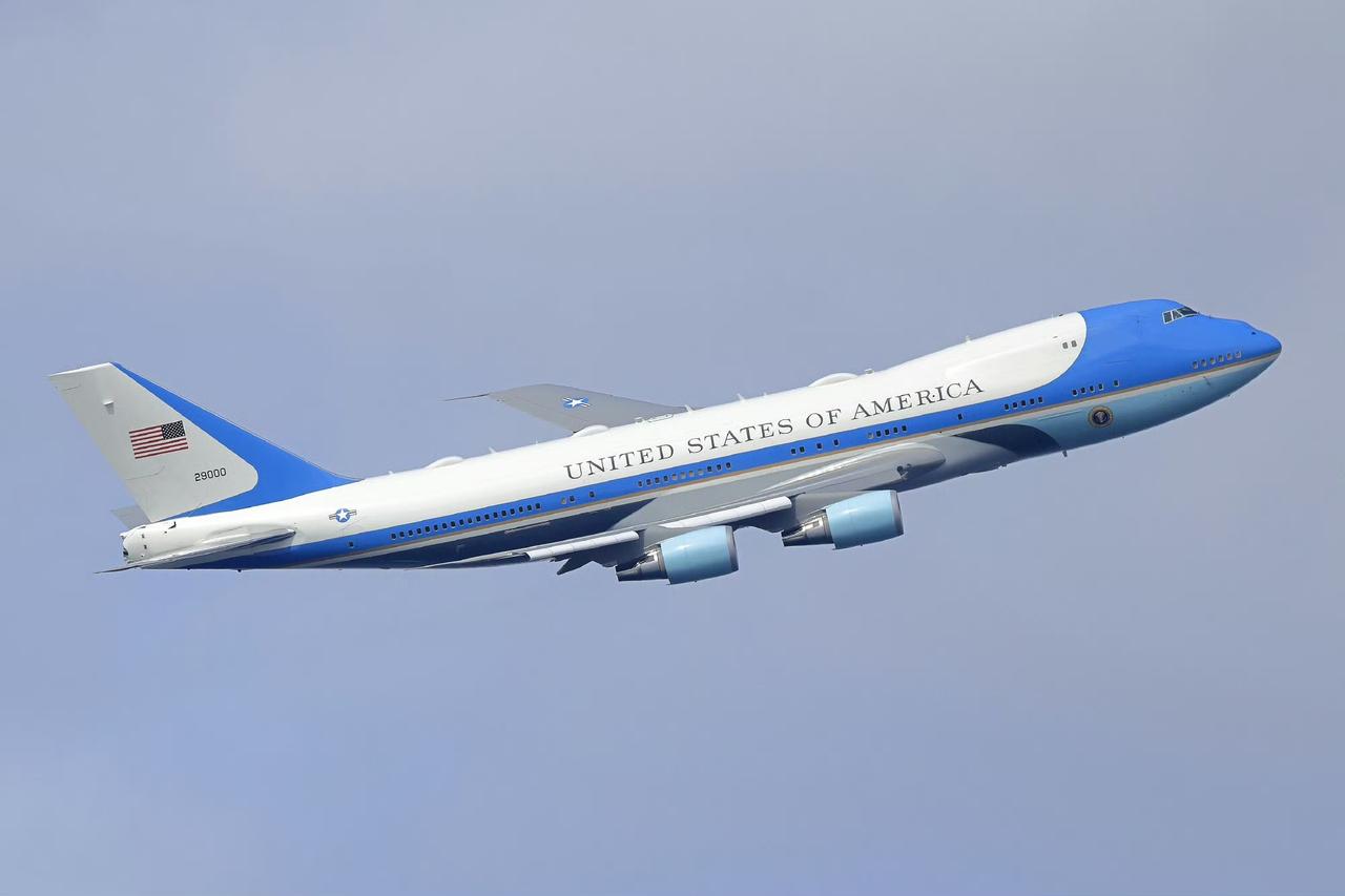 日美首脑专机波音747同角度升空！​​​这两款飞机都是波音的747系列，