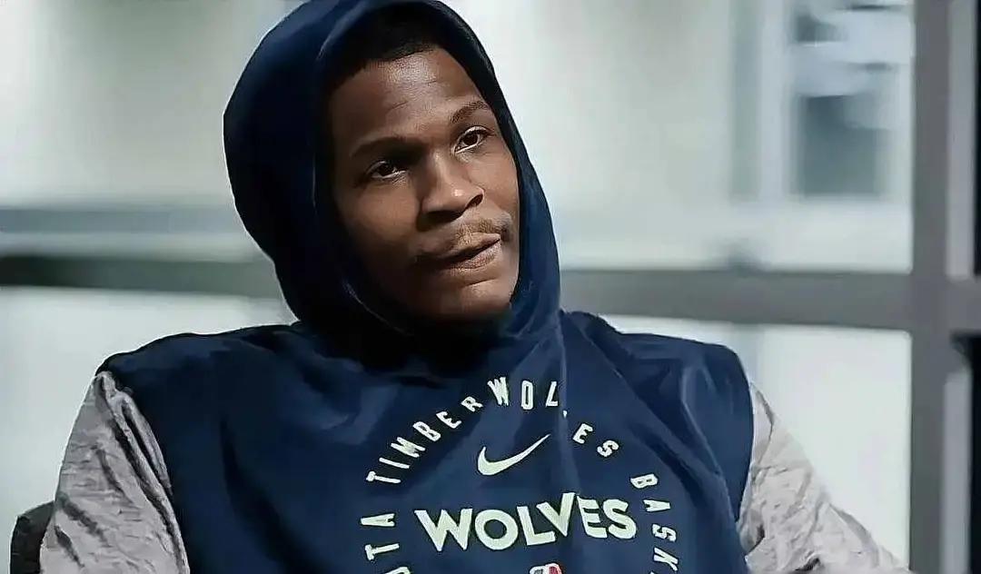 爱德华兹对着镜头暴击：“联盟门面？还没换人。”不是东契奇，不是约基奇。