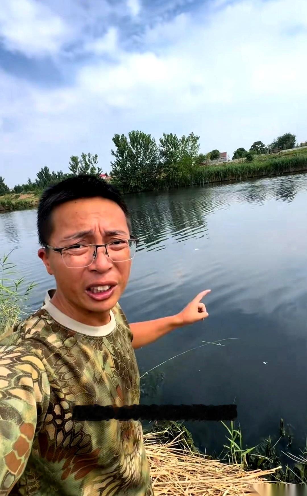 近日，博主“渔猎齐哥”发布的一段视频，直接把山东济宁金乡县万福河的盖子给掀了。一