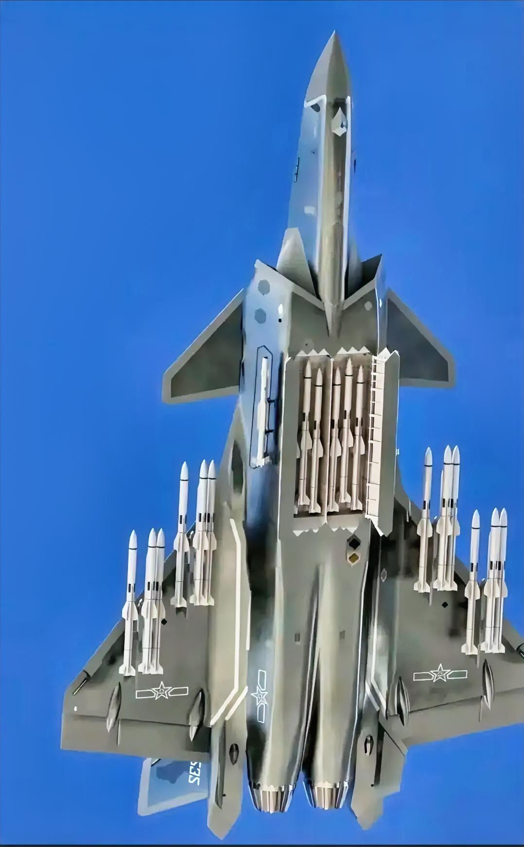 这是歼-20的“野兽模式”，是为适应不同战场阶段，牺牲部分隐身性能以换取最大武器