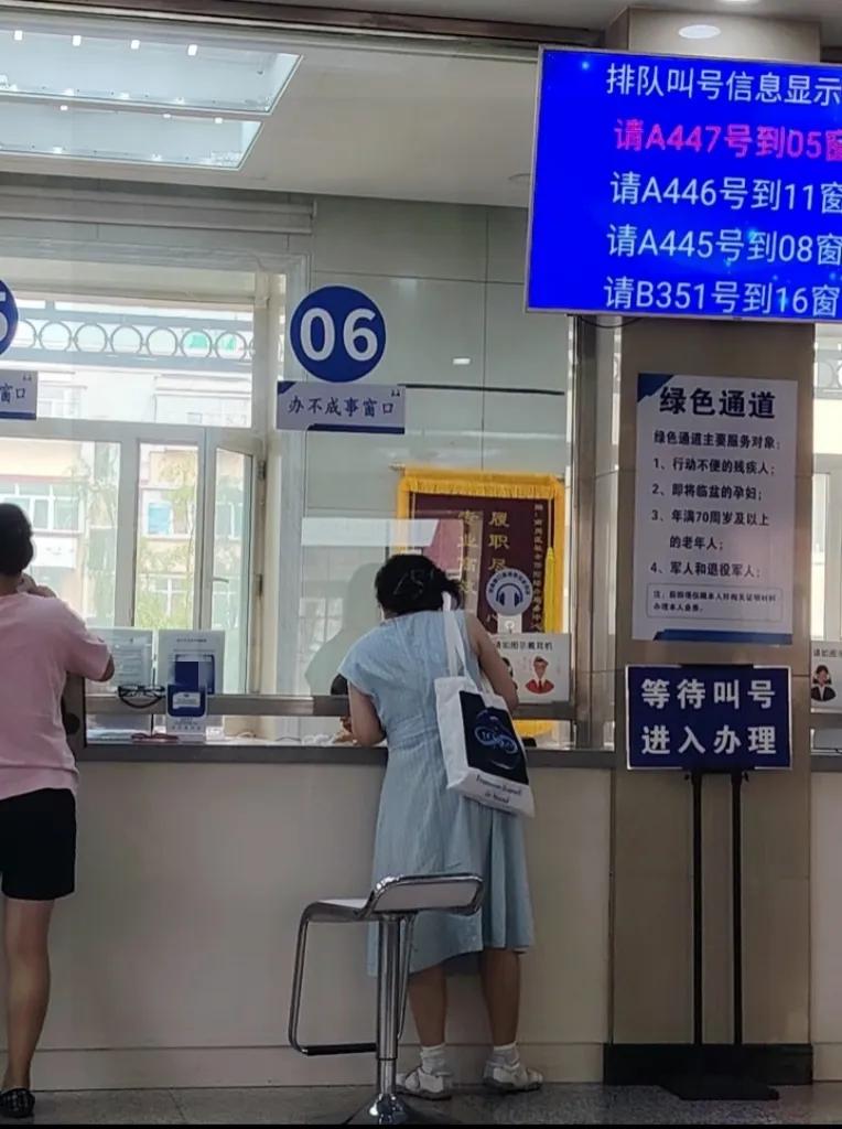 刚从社保局出来，奉劝大家一句，社保可以交，但是千万不要交得过于晚了，我就是