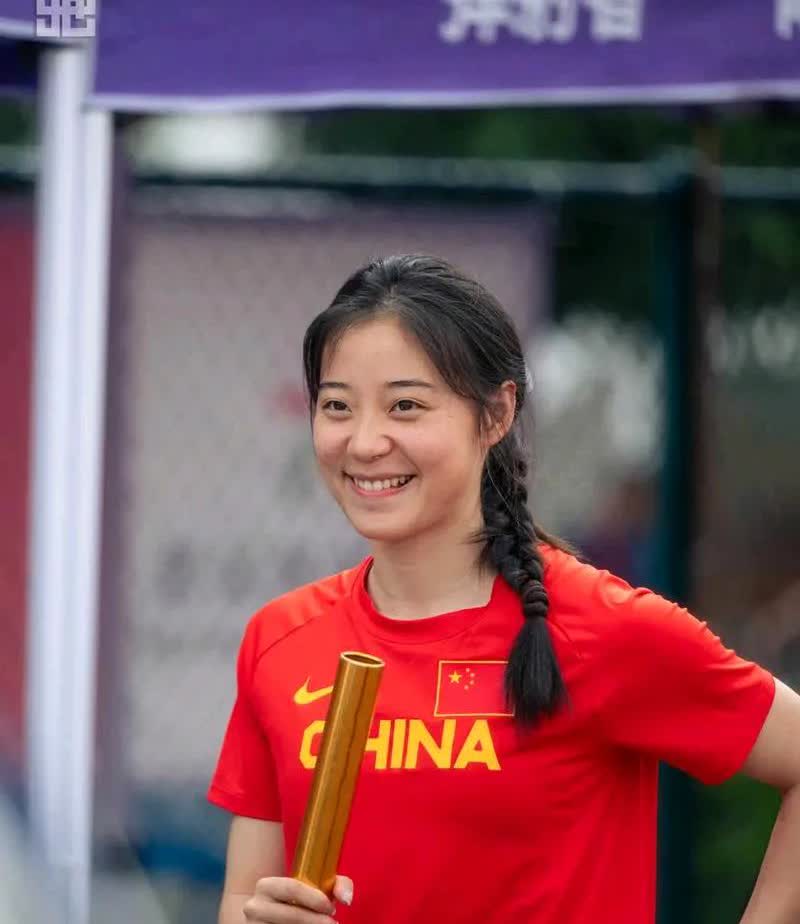 奉劝大家一句，千万不要被田径甜妹刘峡君的身份给骗了。人家不仅田径厉害，