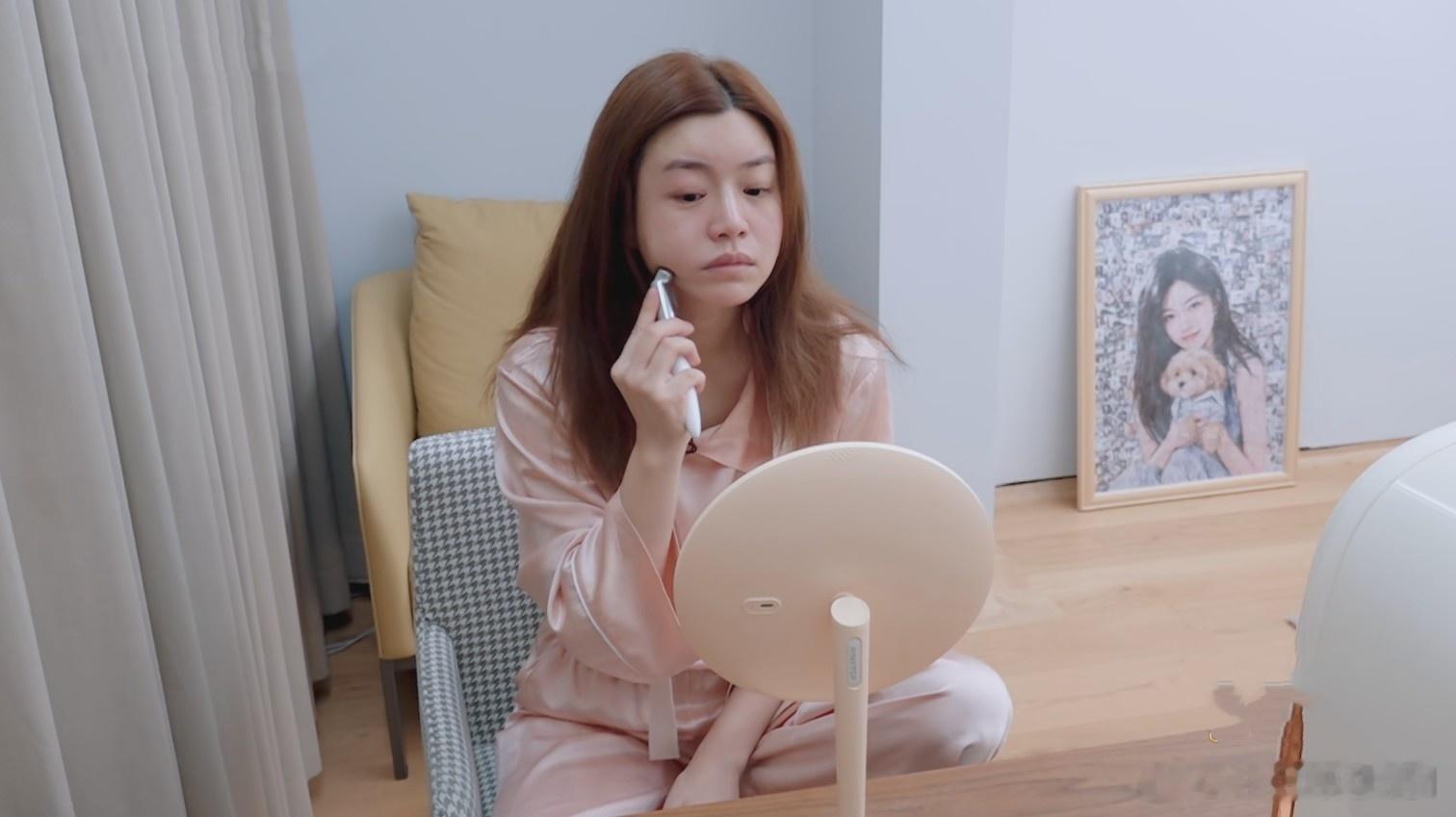陈妍希皮肤好到素颜跟化妆没区别，护肤只是为了消水肿看了陈妍希在《我家那闺女》里的护肤流程，只能说两个