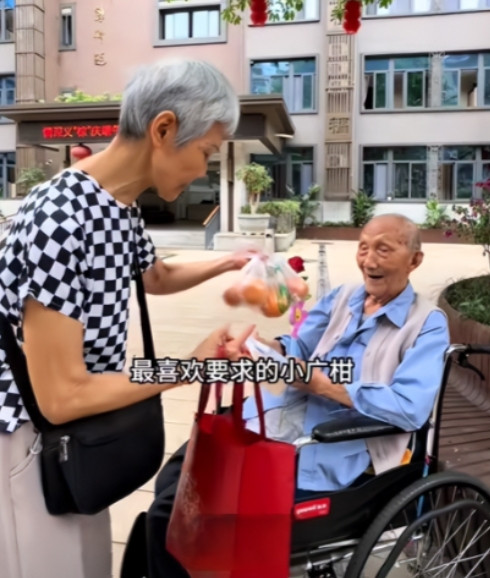6月9日，四川南充，78岁的女儿含泪将104岁的父亲送进养老院时哽咽道：“爸，我